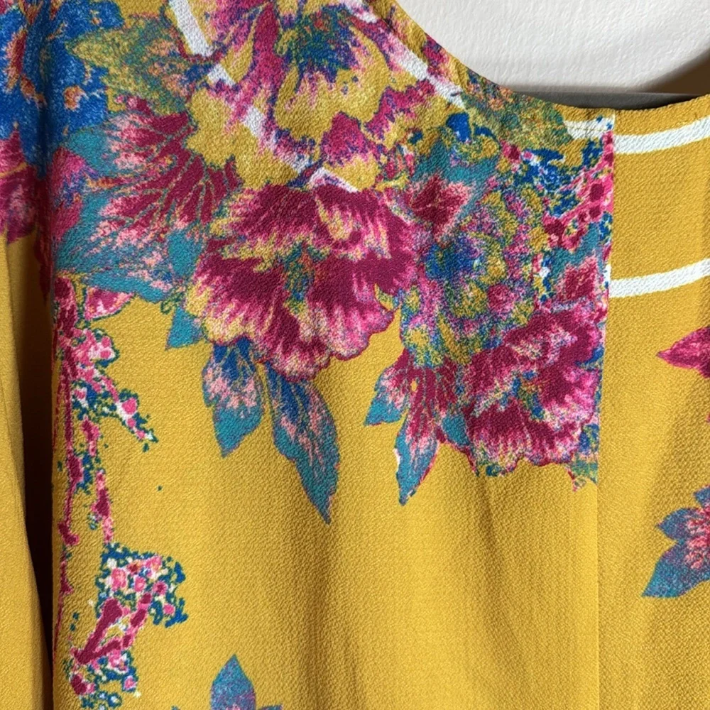 Flying Tomato fun colorful top. Elastic at bottom, flowy sleeve.‎ V neck Size XS